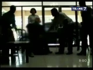 Kasus Perkosaan Anaknya Terhenti, Ayah Sujud di Kaki Kapolres