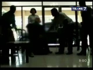 Kasus Perkosaan Anaknya Terhenti, Ayah Sujud di Kaki Kapolres