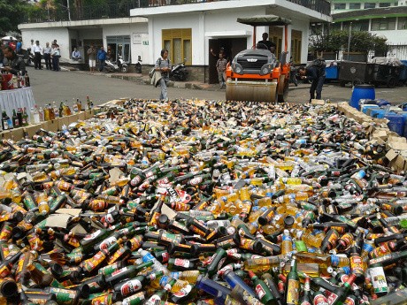 Hampir 11 Ribu Botol Miras di Bandung Digilas Stum
