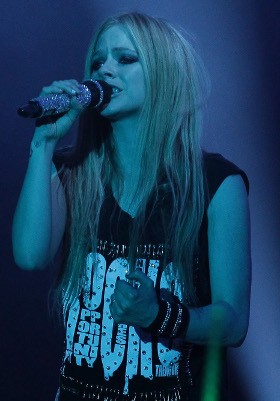 Cerita Kolaborasi Avril Lavigne dan Sang Suami