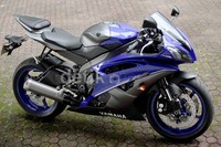 Tampilan yang sangar dan sporty begitu melekat pada Yamaha R6, ditambah lagi dengan warna biru yang semakin mencirikan kemachoannya.