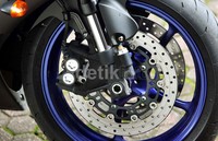 Upside down fork dengan 41 mm inner tubes, memungkinkan setingan untuk penggunaan di jalan raya atau menyesuaikan kondisi sirkuit.