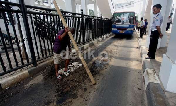 Belum Juga Diresmikan, Aspal di Terminal Baru Manggarai Ambles