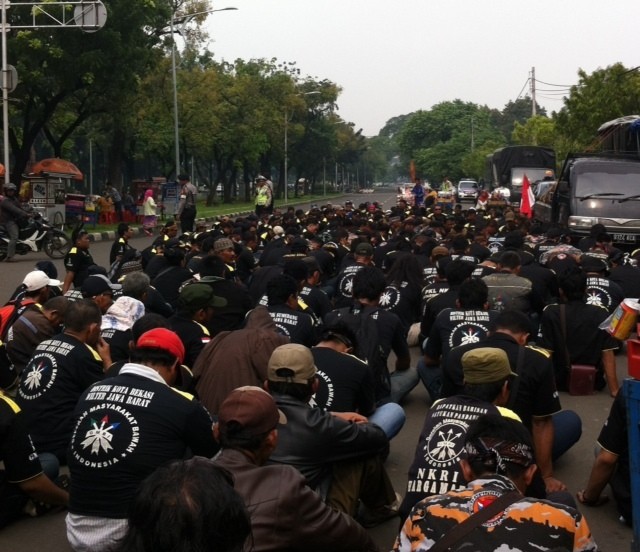 Minta Keadilan, Pendemo Gelar Doa Bersama di Depan MA