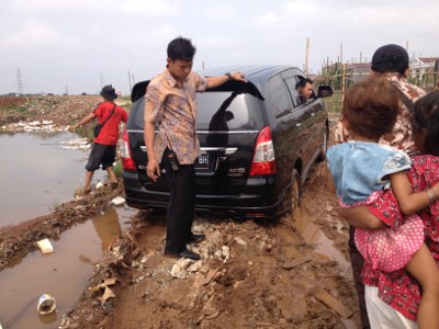 Blusukan, Mobil Jokowi Pecah Ban dan Terjebak Lumpur