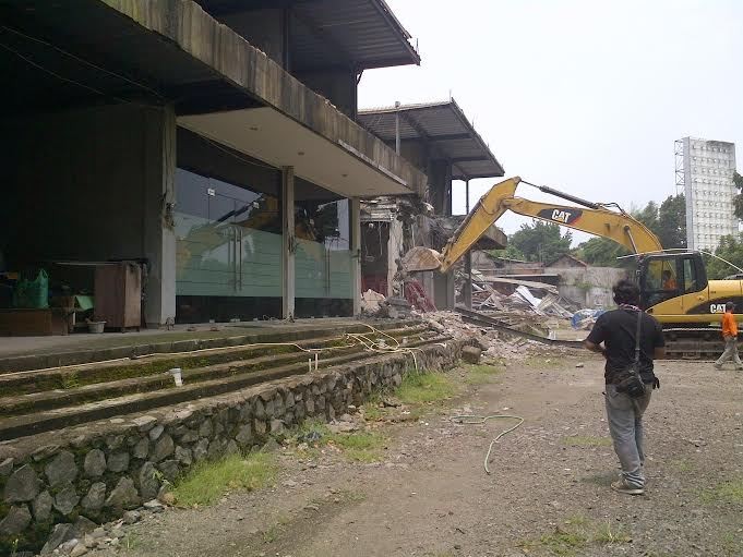 Tak Punya IMB, Ruko Rp 2 M di Pasar Rebo Dibongkar Paksa Petugas