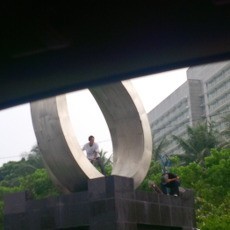 Gila! Main Skate Board kok di Patung 66