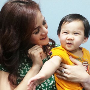 Astrid Tiar Kenalkan Kegiatan Sosial ke Anak Sejak Dini