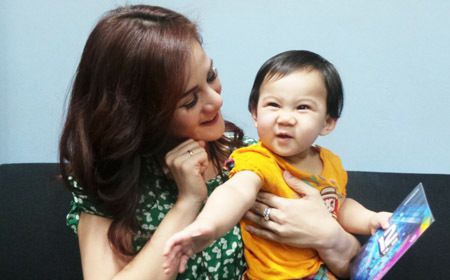 Astrid Tiar Kenalkan Kegiatan Sosial ke Anak Sejak Dini