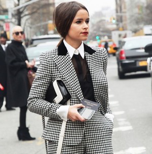 6 Tips Padu Padan Busana Hitam Putih untuk Tampil Stylish