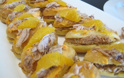 Tak Melulu Isi Krim Manis, Eclair Juga Bisa Diisi Ayam dan Ikan