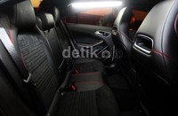 Bahan-bahan untuk interior menggunakanbahan bermutu tinggi dan dikerjakan dengan keahlian yang memenuhi standar tinggi yang diharapkan dari kendaraan coupe papan atas.