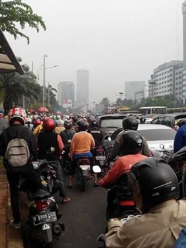 Demo di Depan DPR, Ekor Kemacetan Hingga Polda