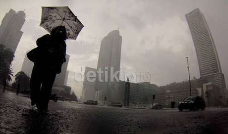 Cuaca Berawan Hingga Hujan Ringan Diprediksi Terjadi di Jakarta Hari ini