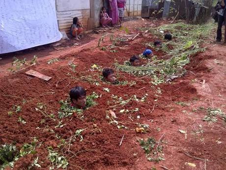 Protes Pemindahan TPS, 14 Warga Cipinang Melayu Kubur Diri