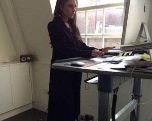 Victoria Beckham Mencoba Inovasi Treadmill yang Dilengkapi Meja Kerja