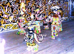 Ayo Lihat, Penari Dayak Cantik di Desa Pampang