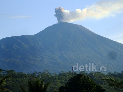 Gunung Slamet Semburkan Abu