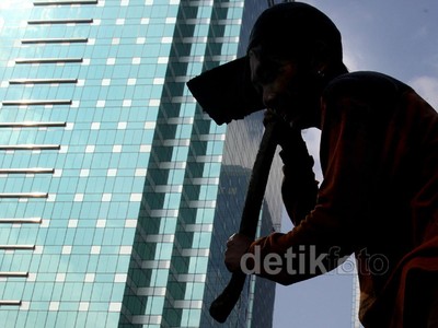 Selokan Jembatan Semanggi Dibersihkan