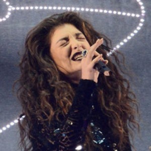 Lorde Batalkan Diri Tampil di Konser Katy Perry