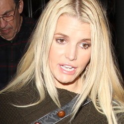 Jessica Simpson Akan Menikah di California?