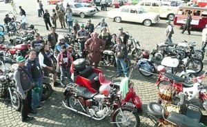 Berburu Sepeda Motor Klasik Sampai ke Dasar Sungai