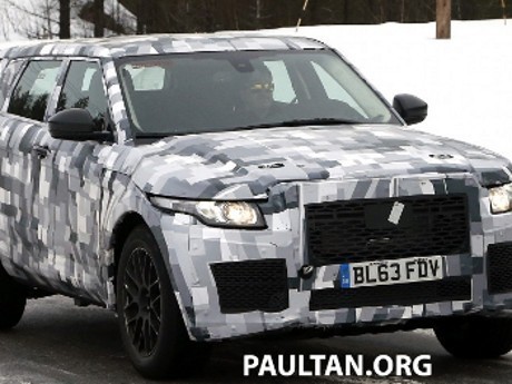 SUV Jaguar Menampakkan Diri