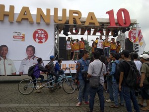 Ayu Ting Ting Dangdutan di Mobil Karnaval Hanura