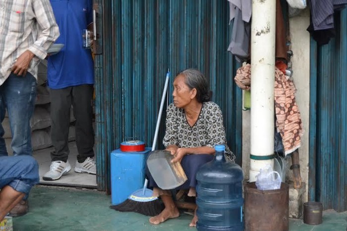 Tangis Harap Bu Supri Pemungut Beras untuk Pemimpin yang Lebih Peduli