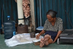 Kisah Bu Supri, Nenek Pemungut Beras Sejak Zaman Presiden RI Kedua