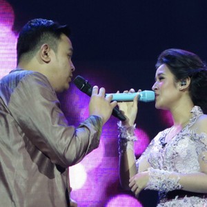 Konser Romantis Raisa dan Tulus di Bandung