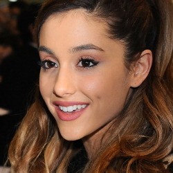Wow! Ariana Grande Pamer Tato