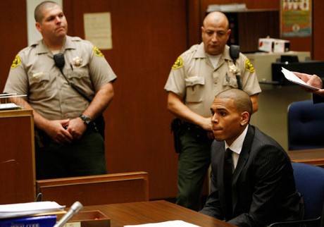 Chris Brown Akhirnya Ditahan