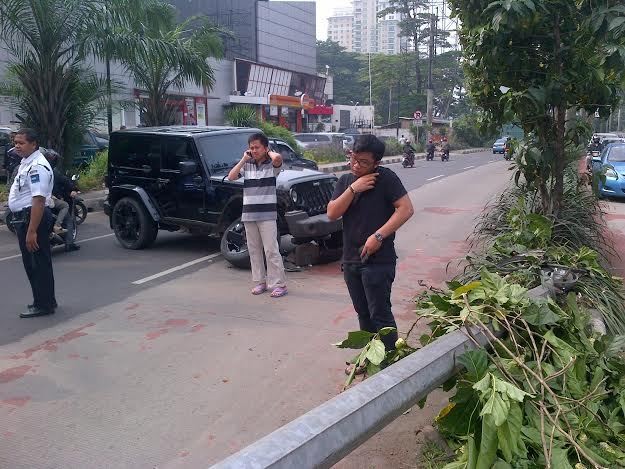 Jeep Wrangler Tabrak Tiang Hingga Roboh di Jl Arteri Pondok Indah