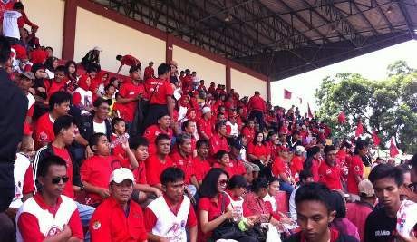 Berkaos Jokowi, Simpatisan PDIP Mulai Merahkan Stadion Cendrawasih