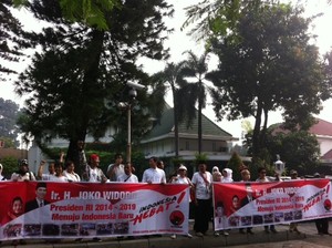 Dukung Pencapresan, Puluhan Warga Gelar Aksi di Depan Rumah Dinas Jokowi