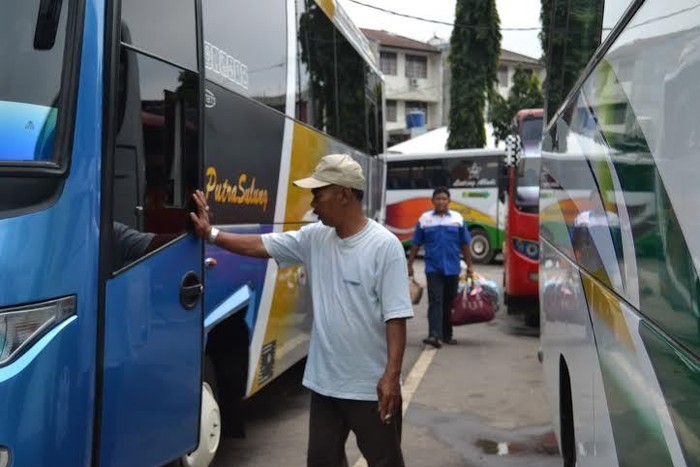 Kala Sopir Bus Kecewa Ulah Anggota Dewan yang Gontok-Gontokan