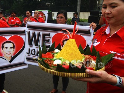 Pendukung Jokowi Tumpengan Di Bundaran HI