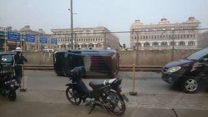 Avanza Terbalik di Samping Gerbang Tol Kayu Besar Cengkareng, Lalin Macet
