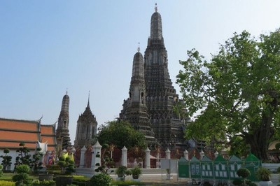 Tantangan Tangga Curam & Lempar Koin di Wat Arun