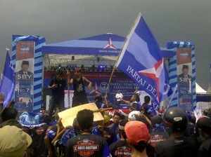Tunggu Kedatangan SBY, Massa Kampanye Demokrat Asyik Joget