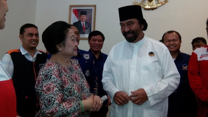 Bertemu di Bandara Juanda, Megawati-Surya Paloh Akrab Banget
