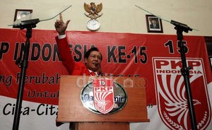 Kampanye, Bang Yos Naik Land Cruiser Pendukungnya Naik Bajaj