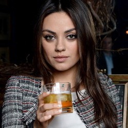 Mila Kunis Hamil?