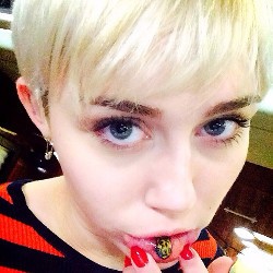 Miley Cyrus Pamer Tato Kucing di Bibirnya