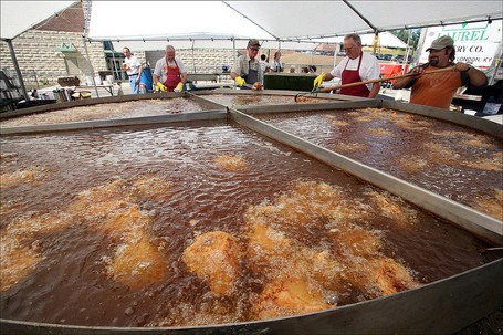 Hummus War dan Maslenitsa, Festival Makanan yang Berlimpah di Lebanon dan Rusia