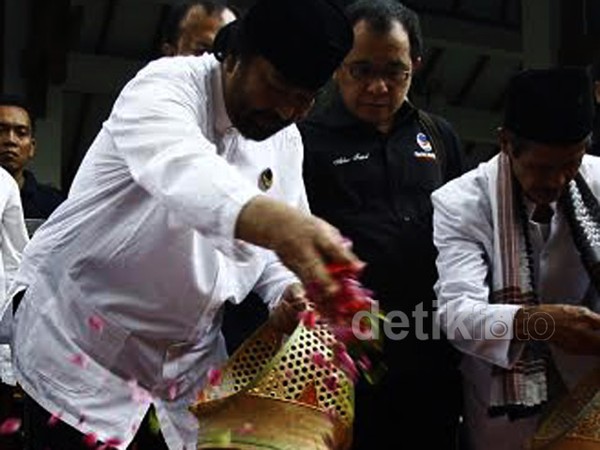 Surya Paloh Ziarah ke Makam Gus Dur