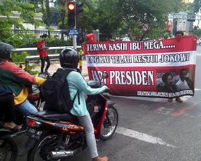 Relawan Bela Jokowi di Surabaya Bagikan Bunga Mawar