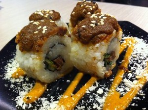 Suntiang, Menikmati Sushi di Restoran Padang Bergaya Modern Minimalis