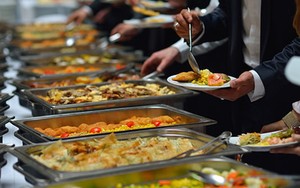 Seorang Ulama di Arab Saudi Keluarkan Fatwa Haram Makan Makanan Prasmanan